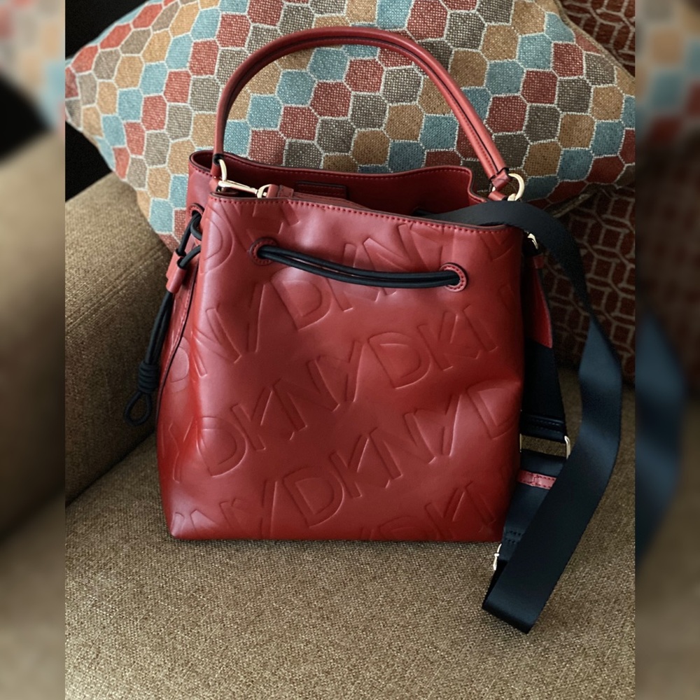 ♥️DKNY Jude Drawstring Bucket Bag 🖤